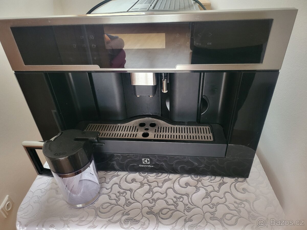 Prodám vestavný kávovar Electrolux Cena: 4 500 Kč