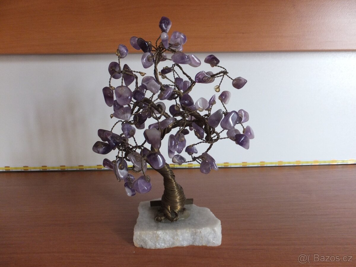 Větší stromeček štěstí s bohatými kameny Ametyst .