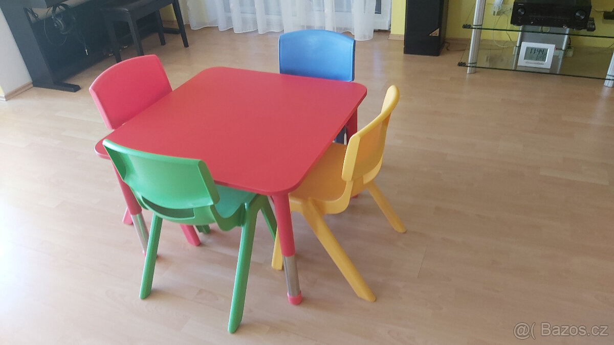 Dětský stůl a čtyři židle