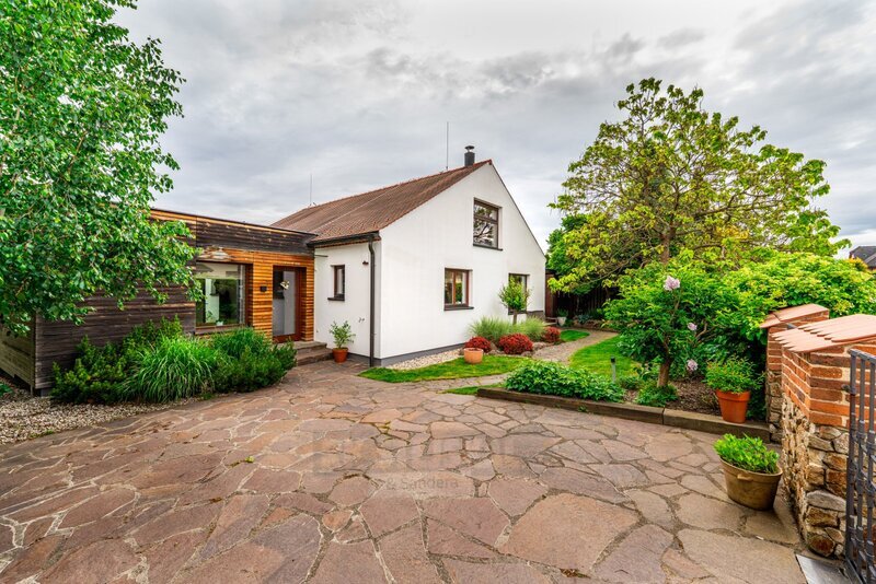 Prodej jedinečného, prostorného RD s větší rovinatou zahrado