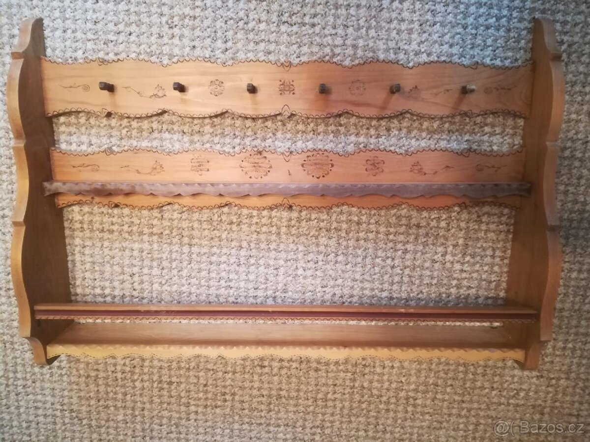 Polička vyřezávaná velká