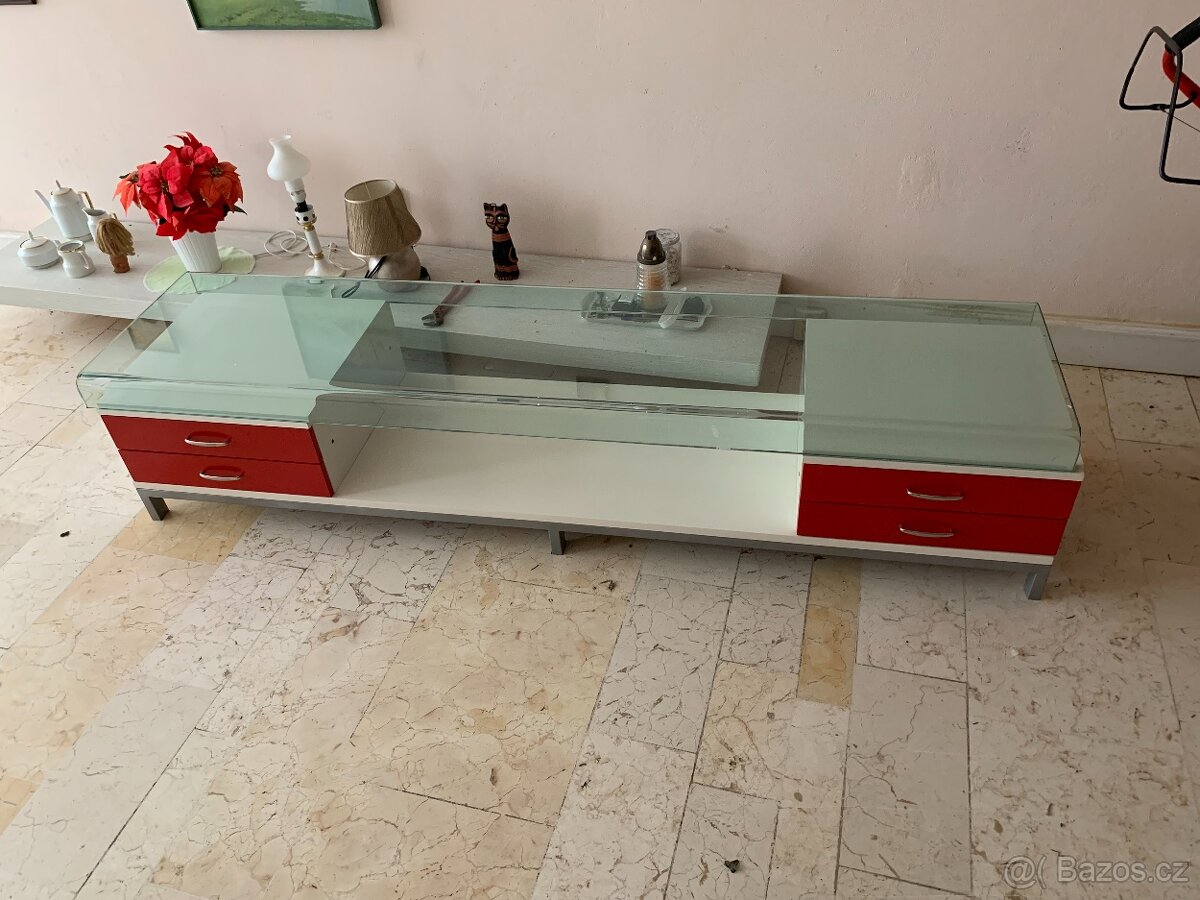 Konfereční stolek Praha 8.