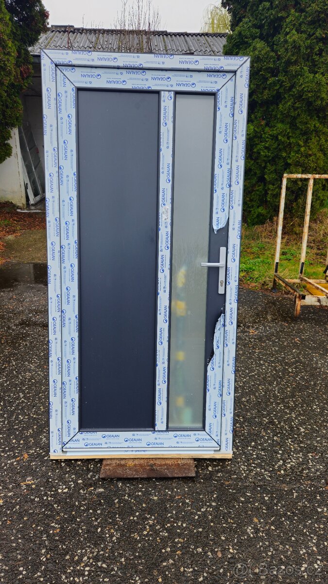 DVĚŘE VCHODOVÉ PVC - 1000x2050 - NOVÉ 2 KS