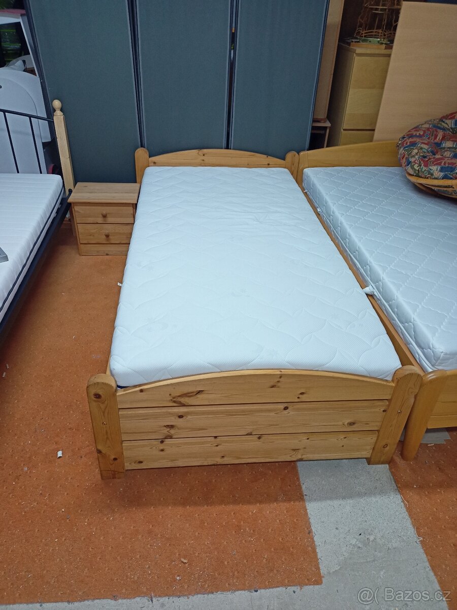 Prodám hezkou postel z masivu-smrk 100 x 200 cm