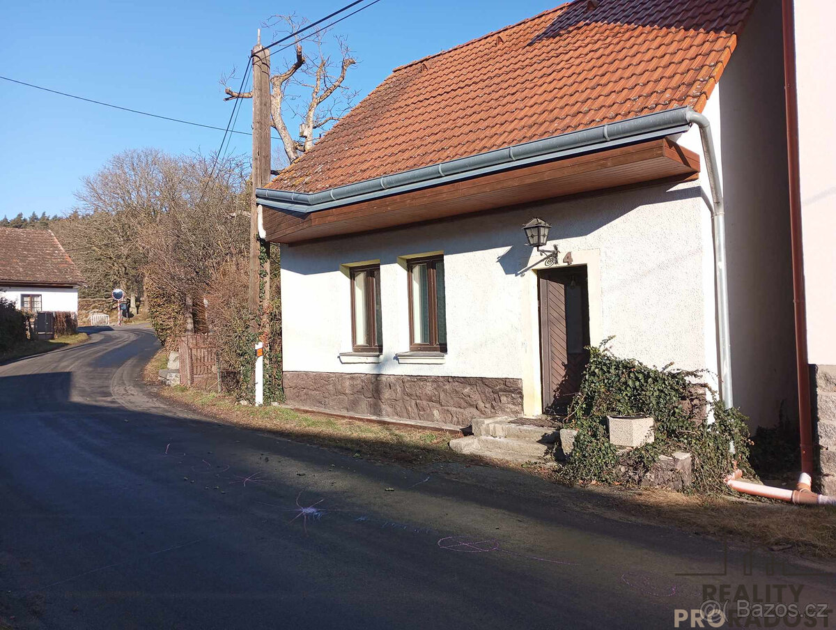 Prodej chalupy  2+1 se dvorem a stodolou v Maňovicích, RD 2+