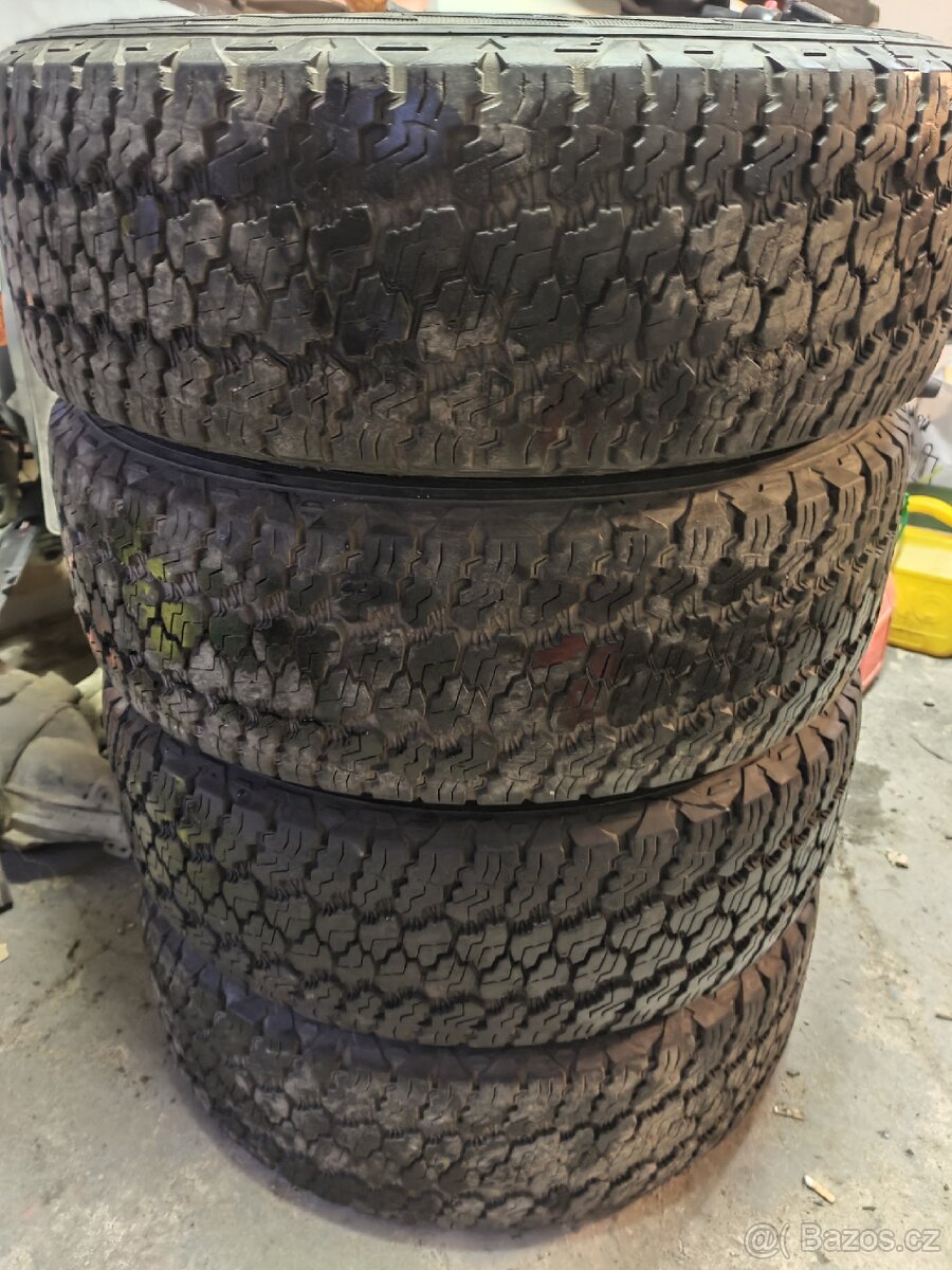 Good Year Wrangler AT 255/75 R17