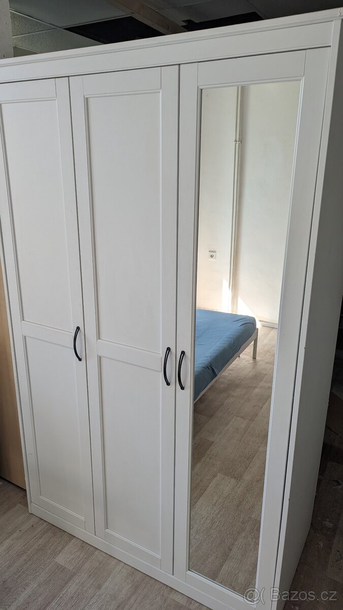 BÍLÁ ŠATNÍ SKŘÍŇ IKEA SE ZRCADLEM 2X