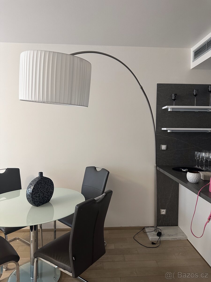 Stojací oblouková lampa – bílý textilní klobouk