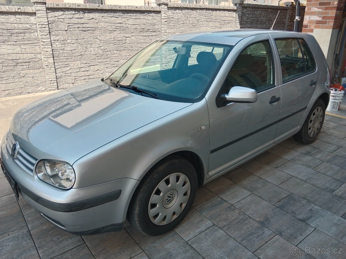 VW Golf 1.6 benzín, r.v. 2002