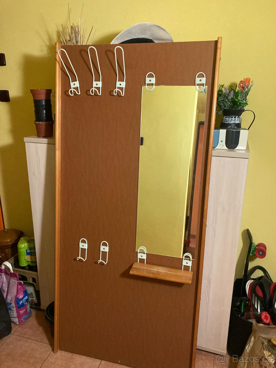 Nástěnka se zrcadlem