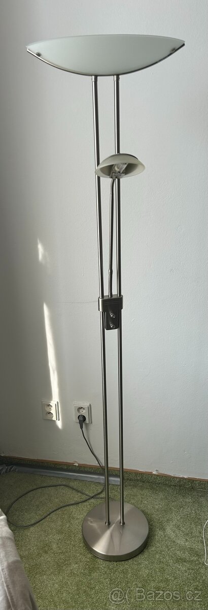 Stmívatelná stojací lampa