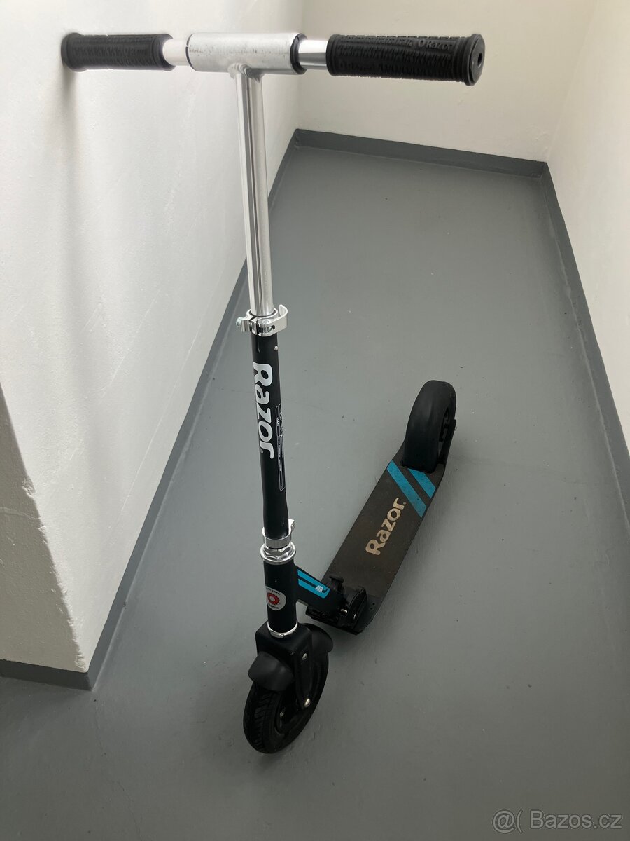 Dětská koloběžka Razor Air 5