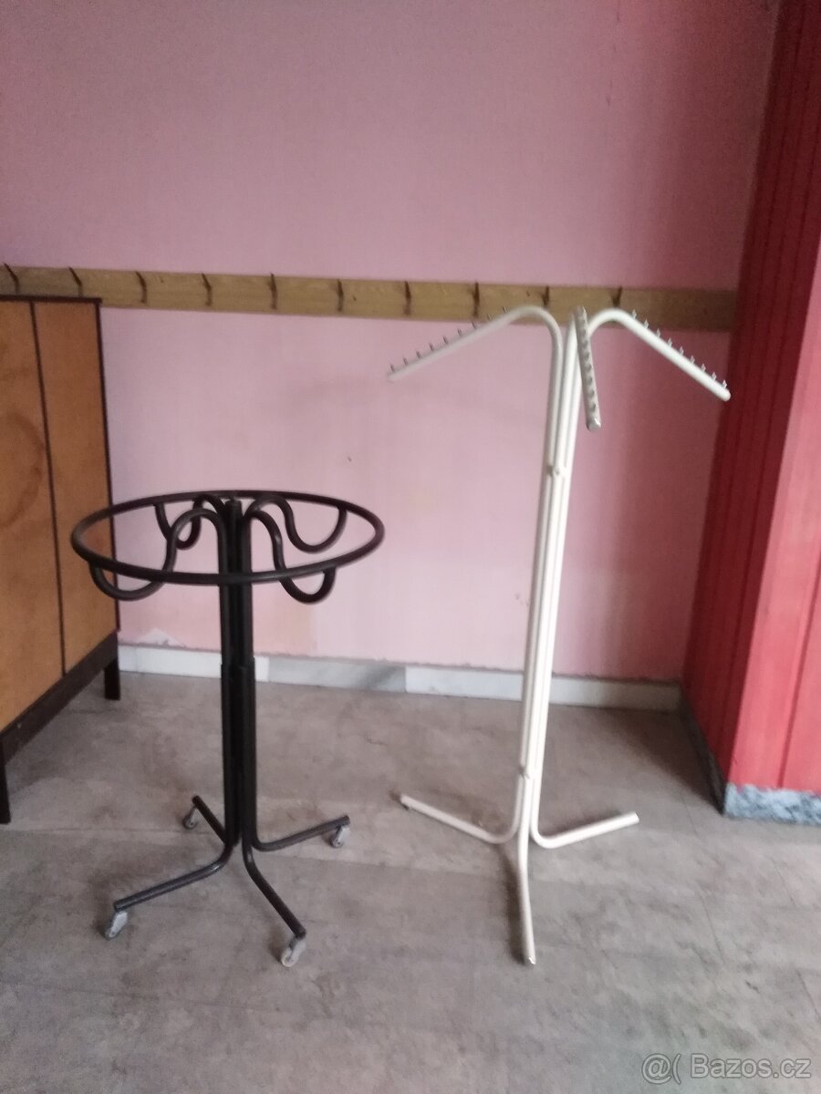 Štendr stojan na oblečení.