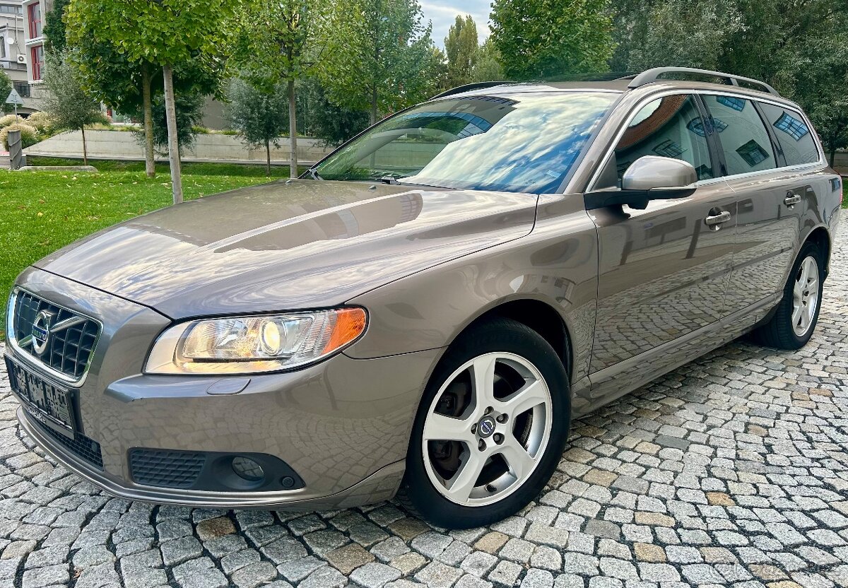 VOLVO V70 2.0D4 120KW 5VÁLCE SUMMUM AUT-KUŽE-Bi XENON-ACC