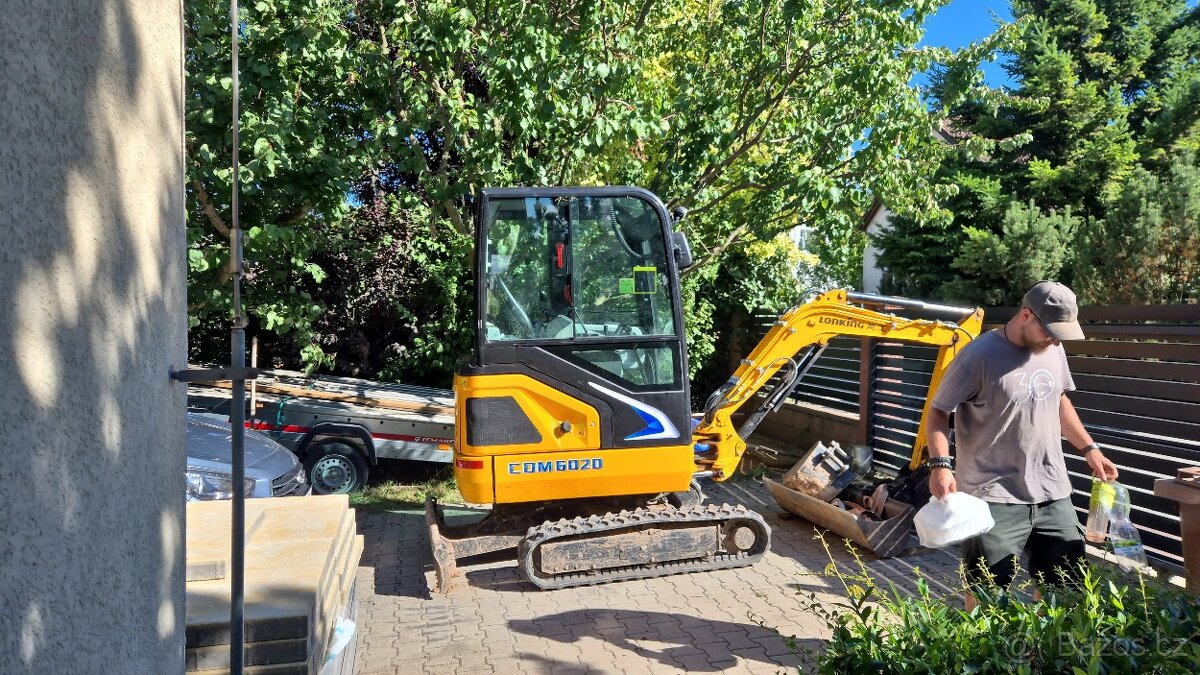Pronajem mini bagru 2t