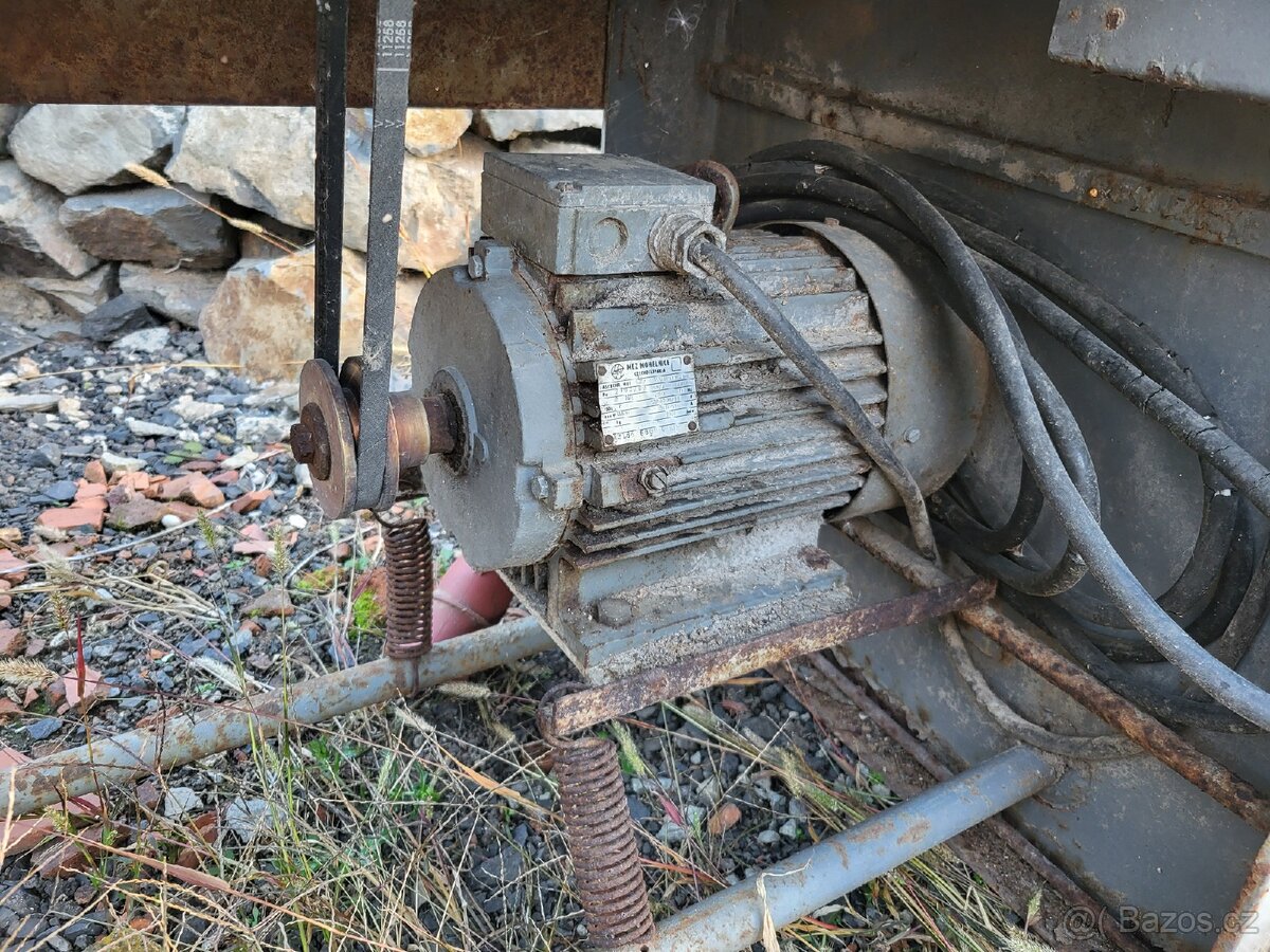 Prodám pilu kotoučovou na dřevo. Elektromotor 3kw