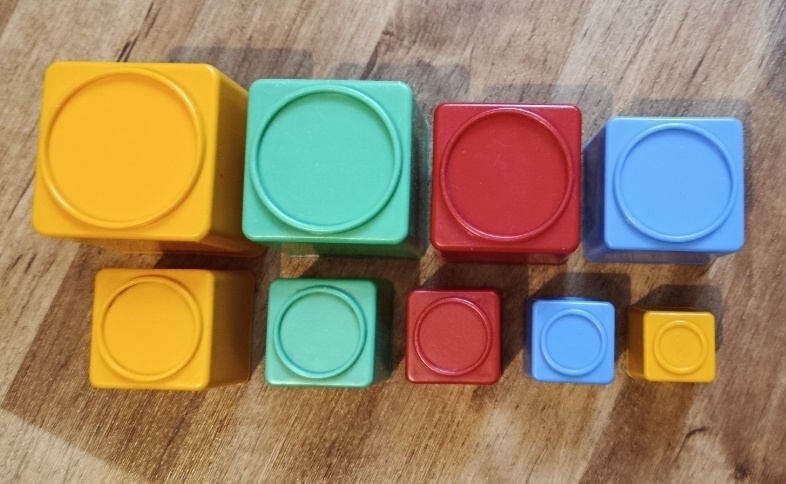 Retro pyramida z kostek – značka Směr