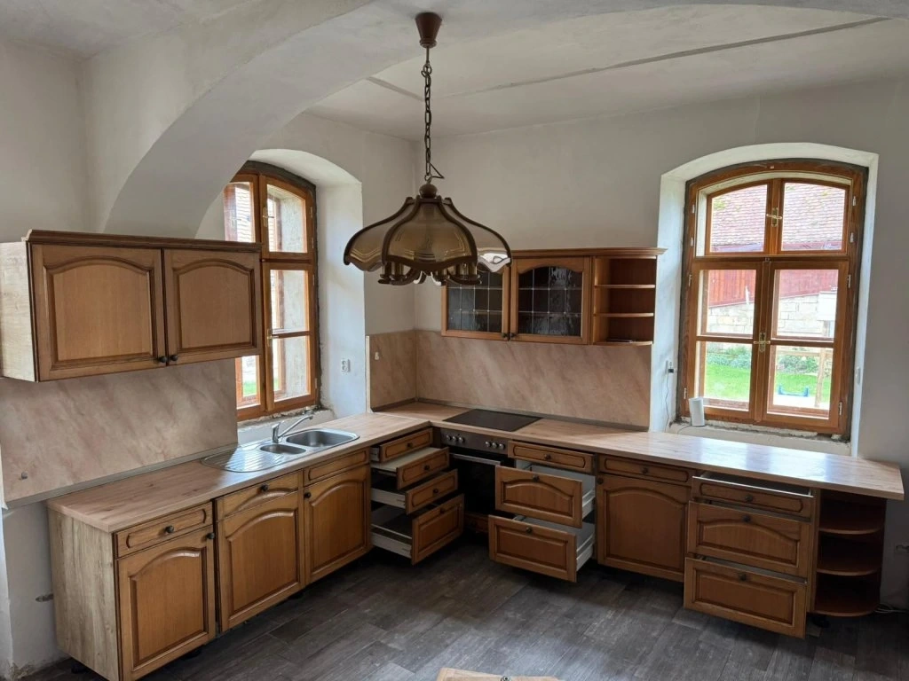Krásná venkovská dubová kuchyně se spotřebiči,5447