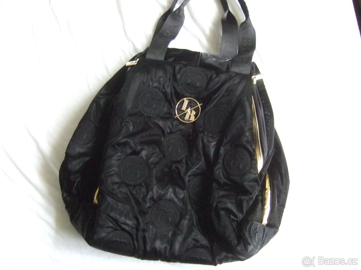 Kabelka černá.