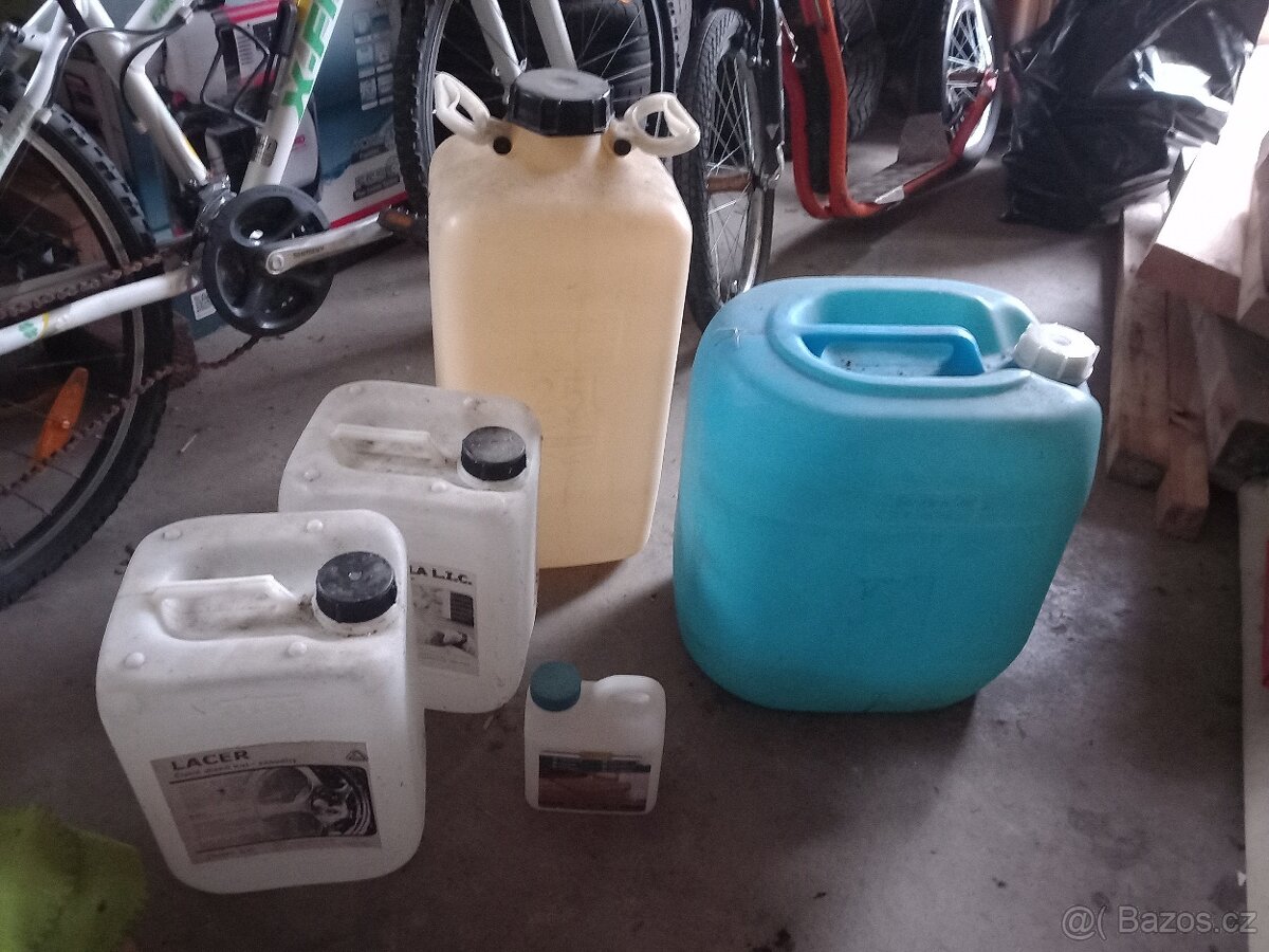 různé plastové kanystry