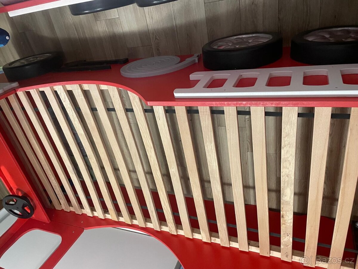 Postel hasičské auto