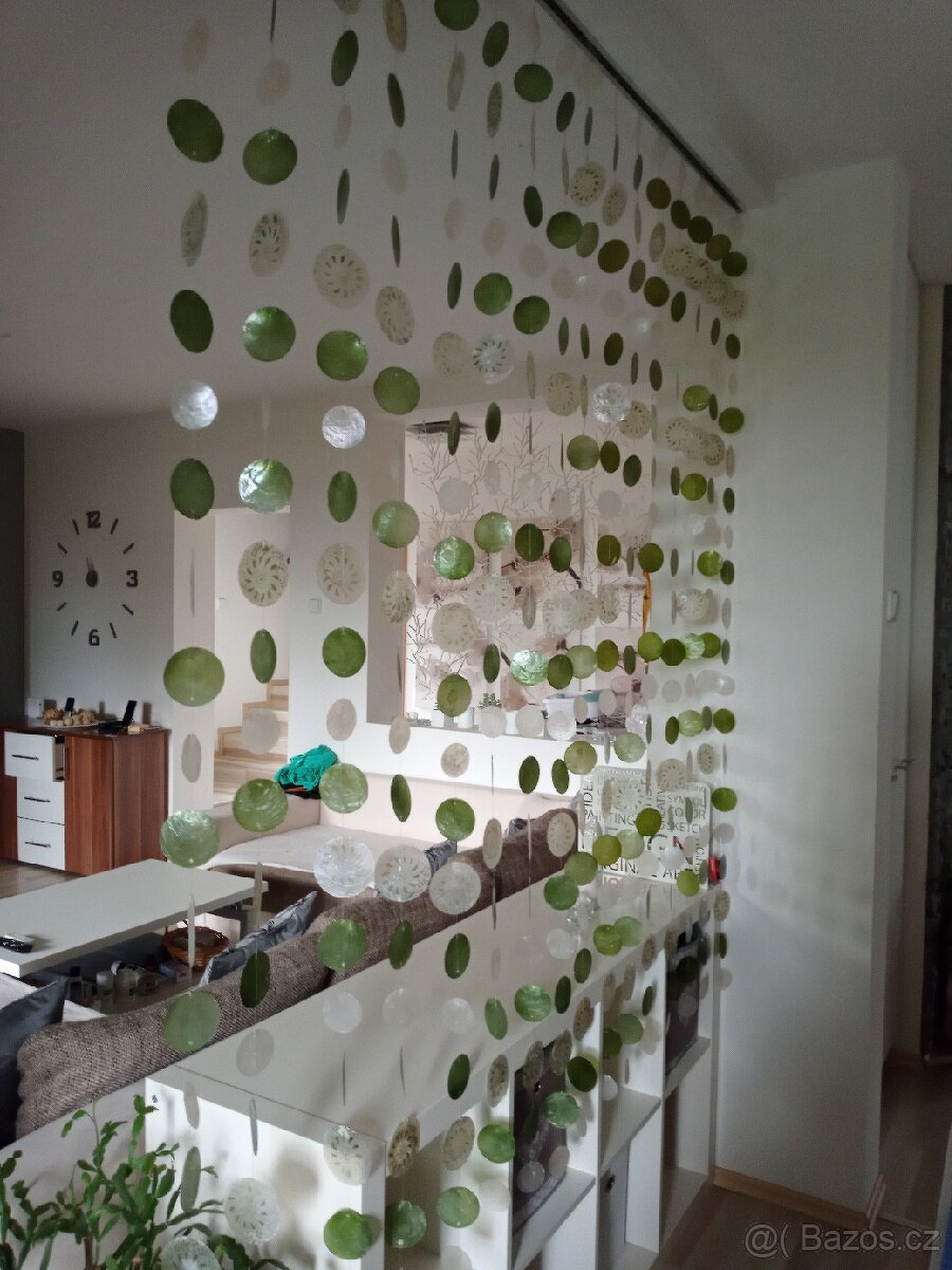 Dělící stěna, dekorativní závěs ze zeleno bílých mušlí