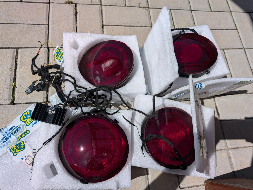 Corvette C6 - originální zadní světlomety upravené na LED