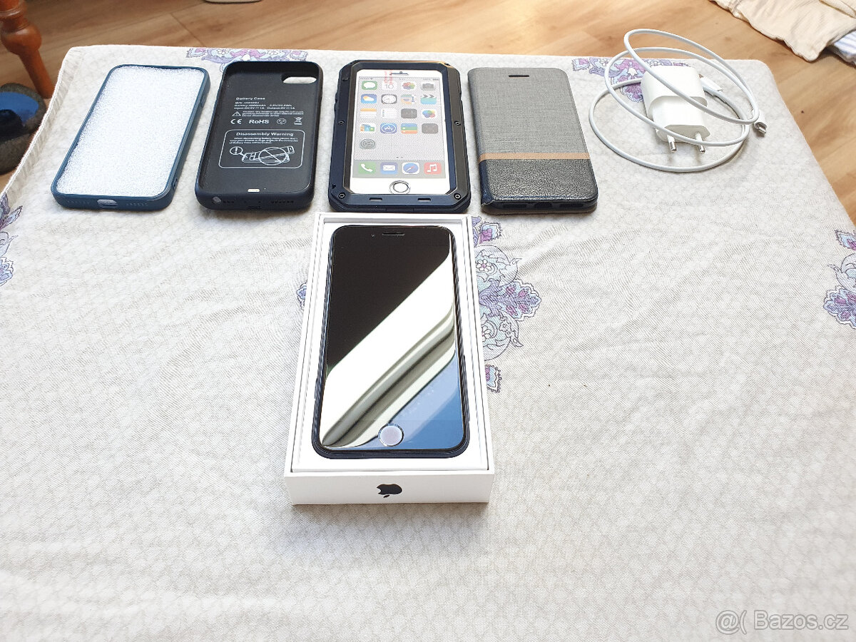 iPhone 2020 SE 256 GB + Apple Watch 3 + Příslušenství