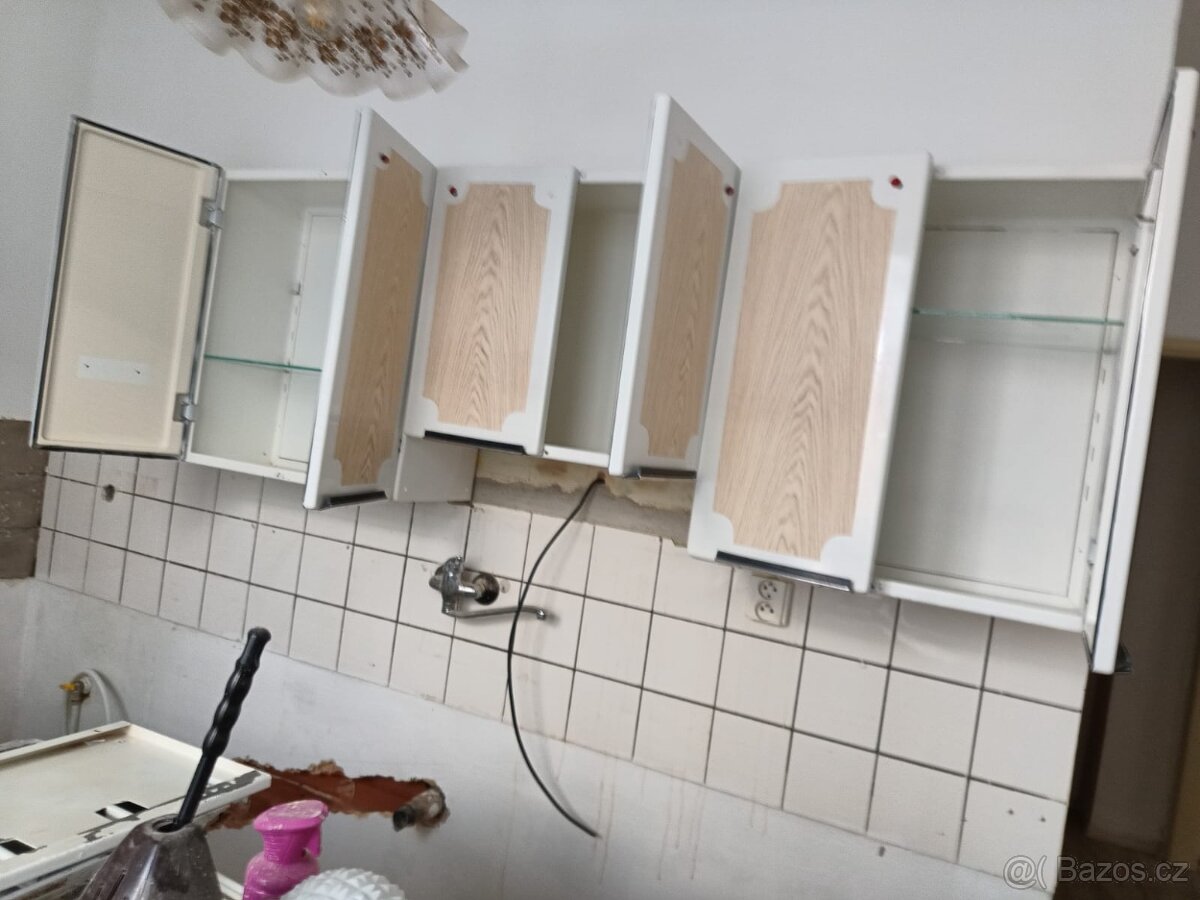 Prodám plechovou kuchyňskou linku.