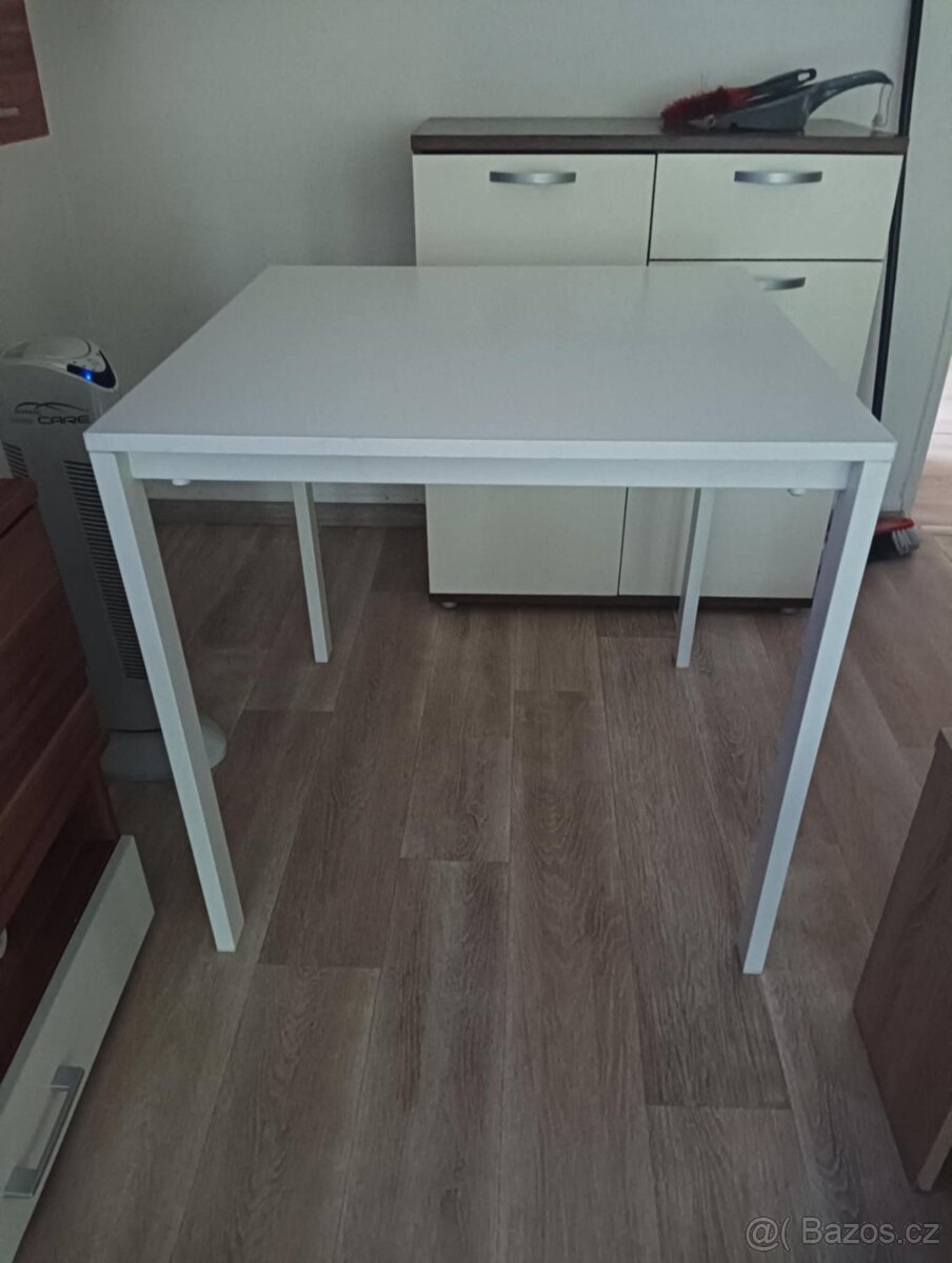 Menší jídelní stůl IKEA