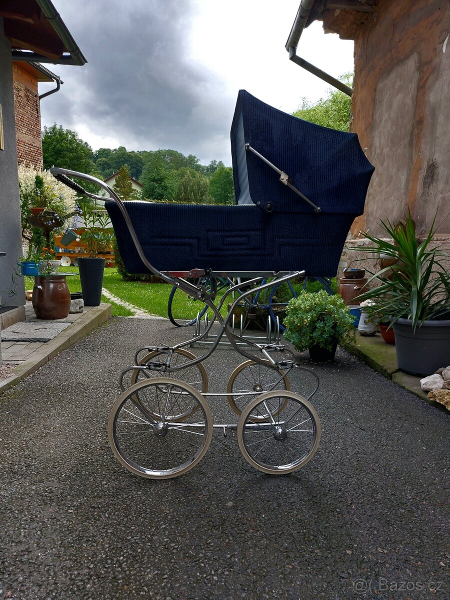Retro krásný kočárek