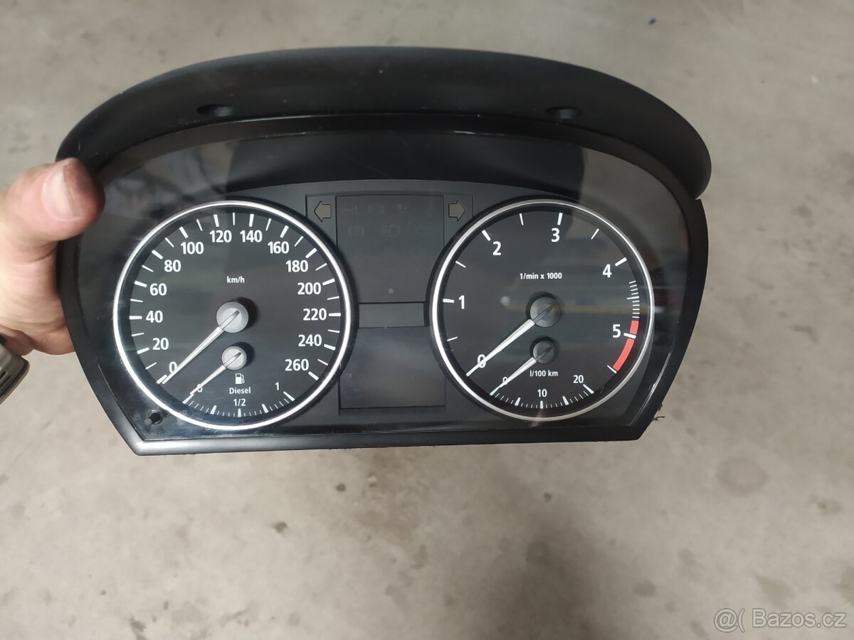 BMW E90/E91 budíky v pěkném stavu 2.0 diesel