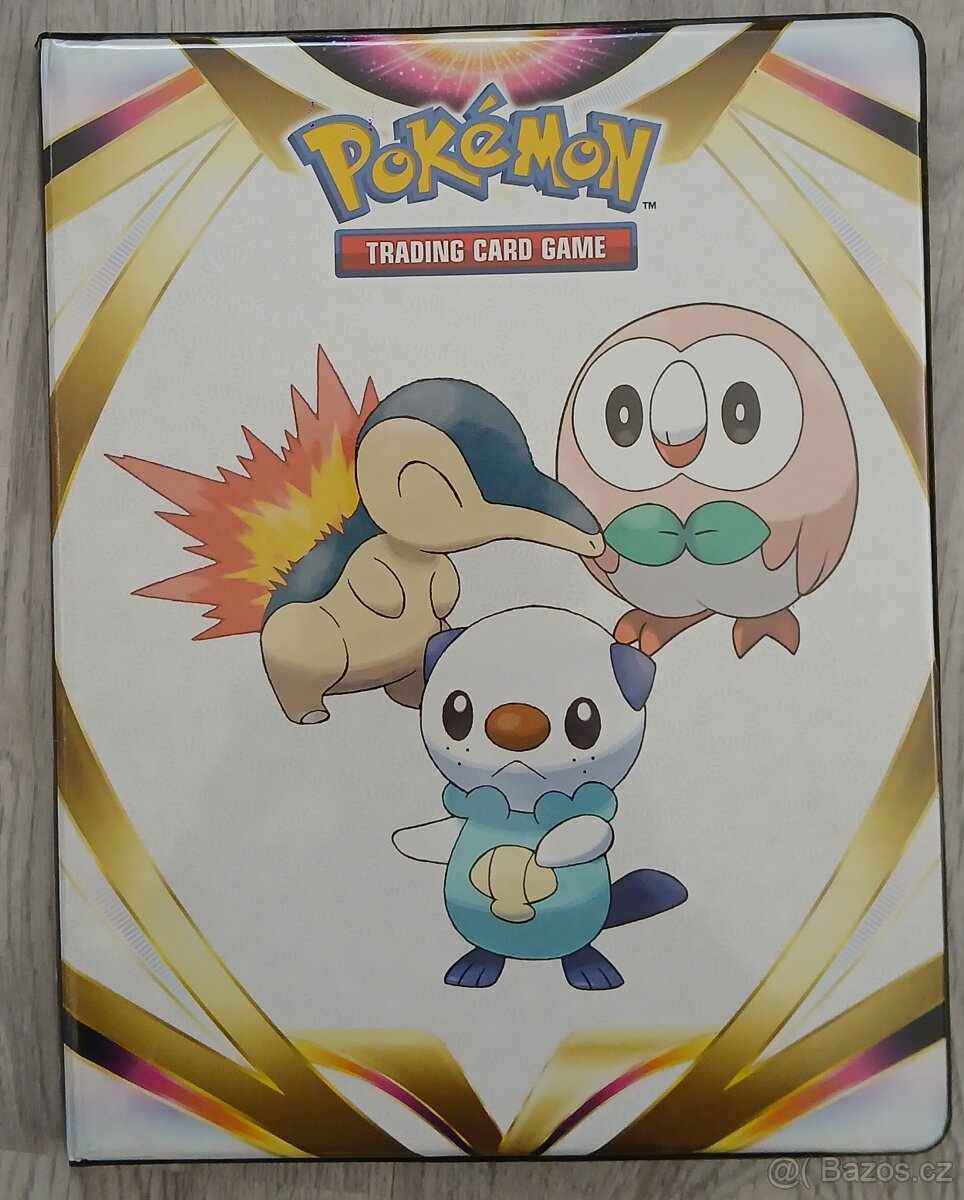 Pokemon karty v albu