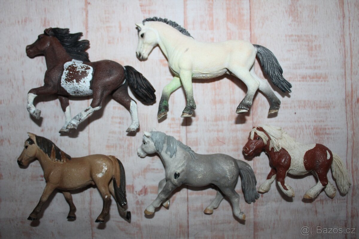 Poškozené figurky koní Schleich I
