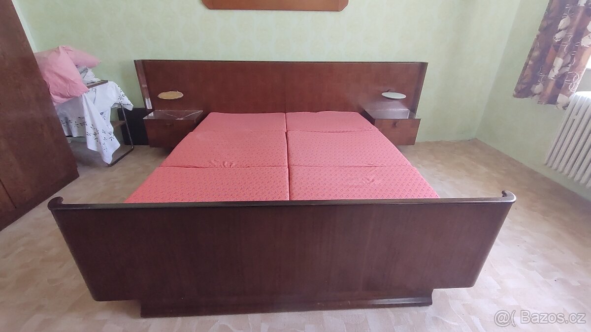Starší manželská postel (ložnic)