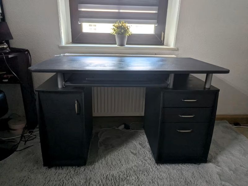 Psací stůl - dřevěný, pěkný stav