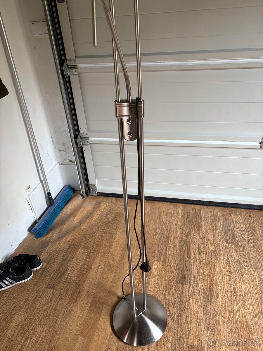 Stojací lampa se stmíváním