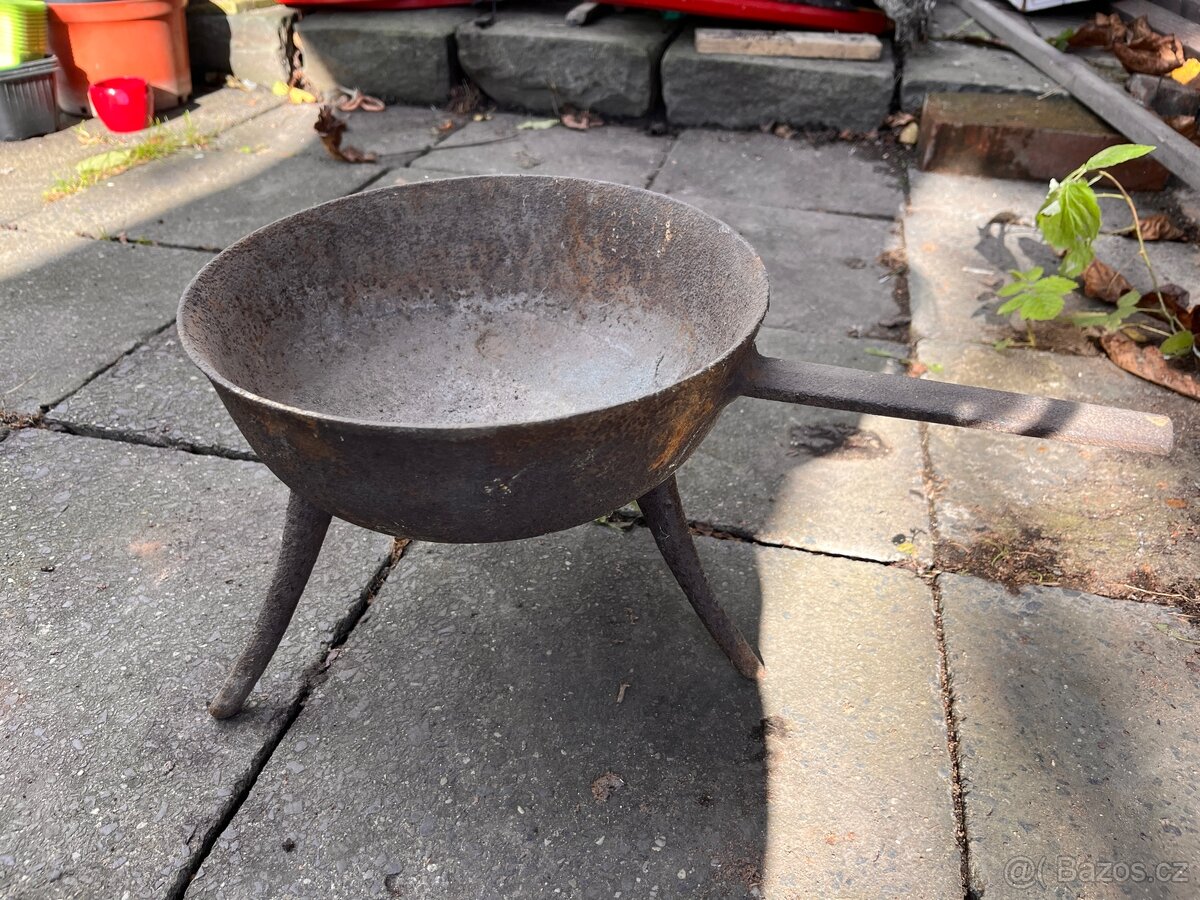 Kovová pánev na trojnožce s rukojetí