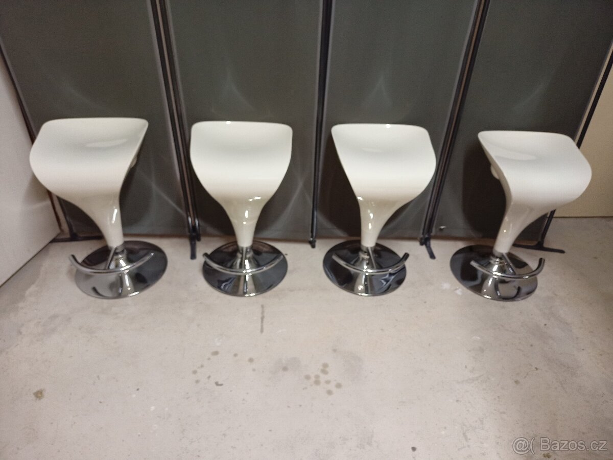 Prodám 4 x krásné výškově stavitelné otáčecí barové židle