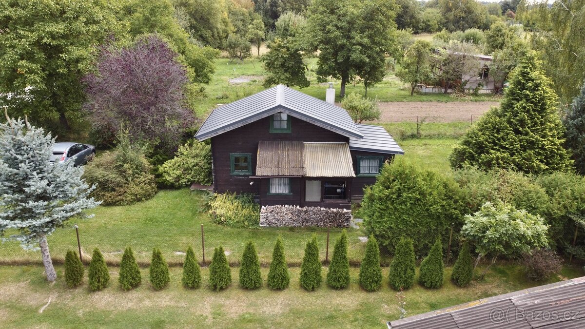 Prodej stavebního pozemku 1007 m2 s rekreační chatou v obci 