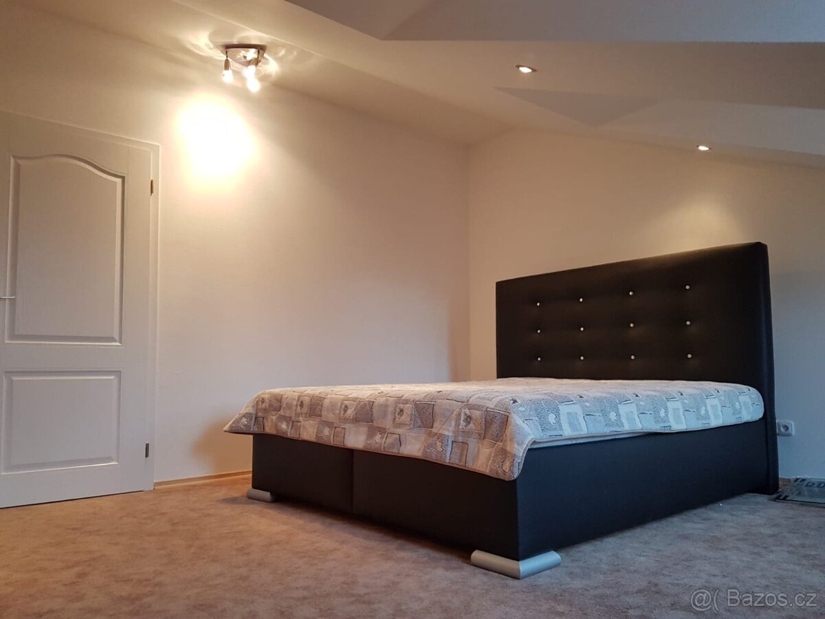 Koženková postel 200×200 s roštem a matracemi