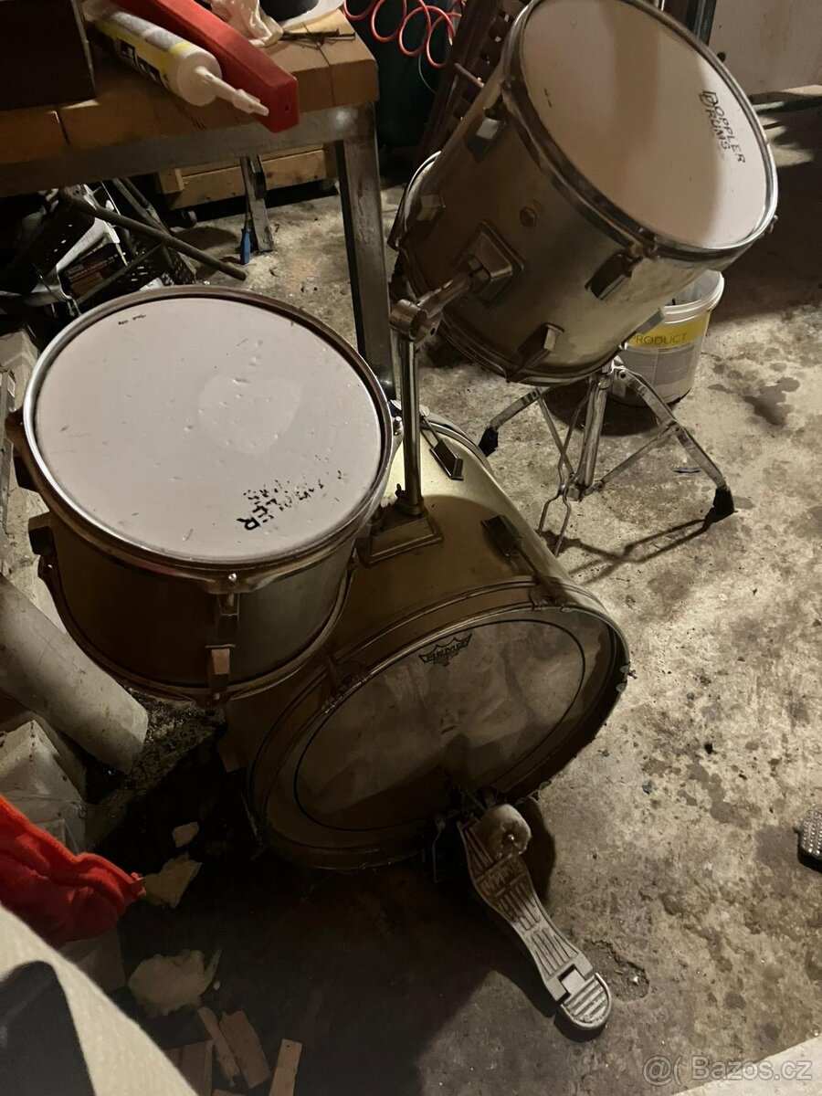 Zatím rezervováno - Opuštěná bicí souprava