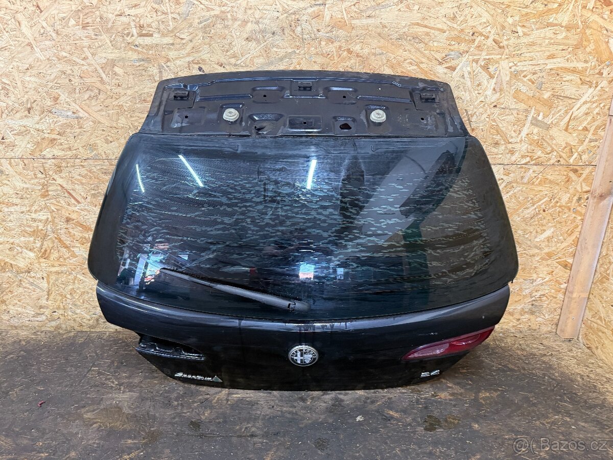 PÁTÉ DVEŘE KUFRU ALFA 159