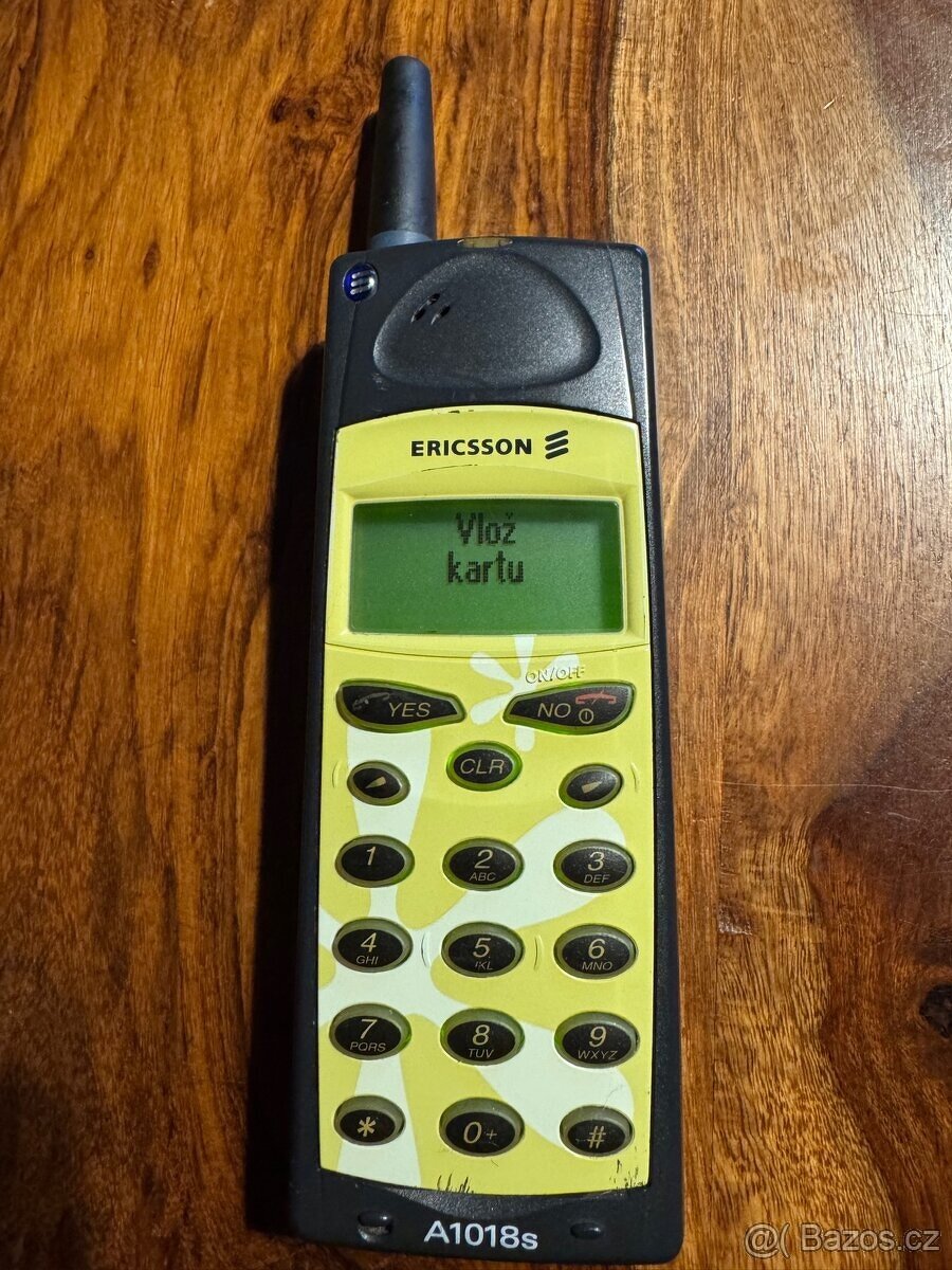 Vintage mobilní telefon Ericsson A1018s – sběratelský kousek