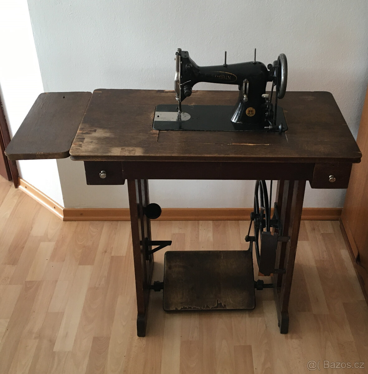 Starožitný šicí stroj Bobbin