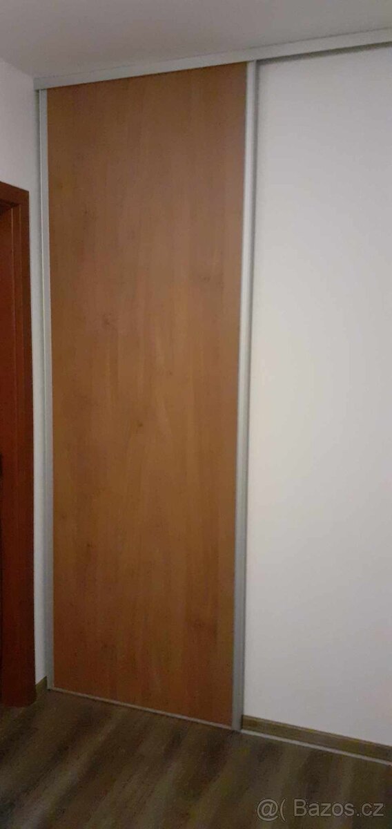 Pojízdné dveře k vestavěné skříní