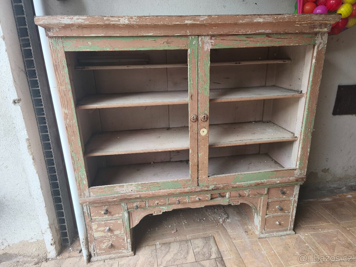 Stará kuchyňská skříňka na renovaci