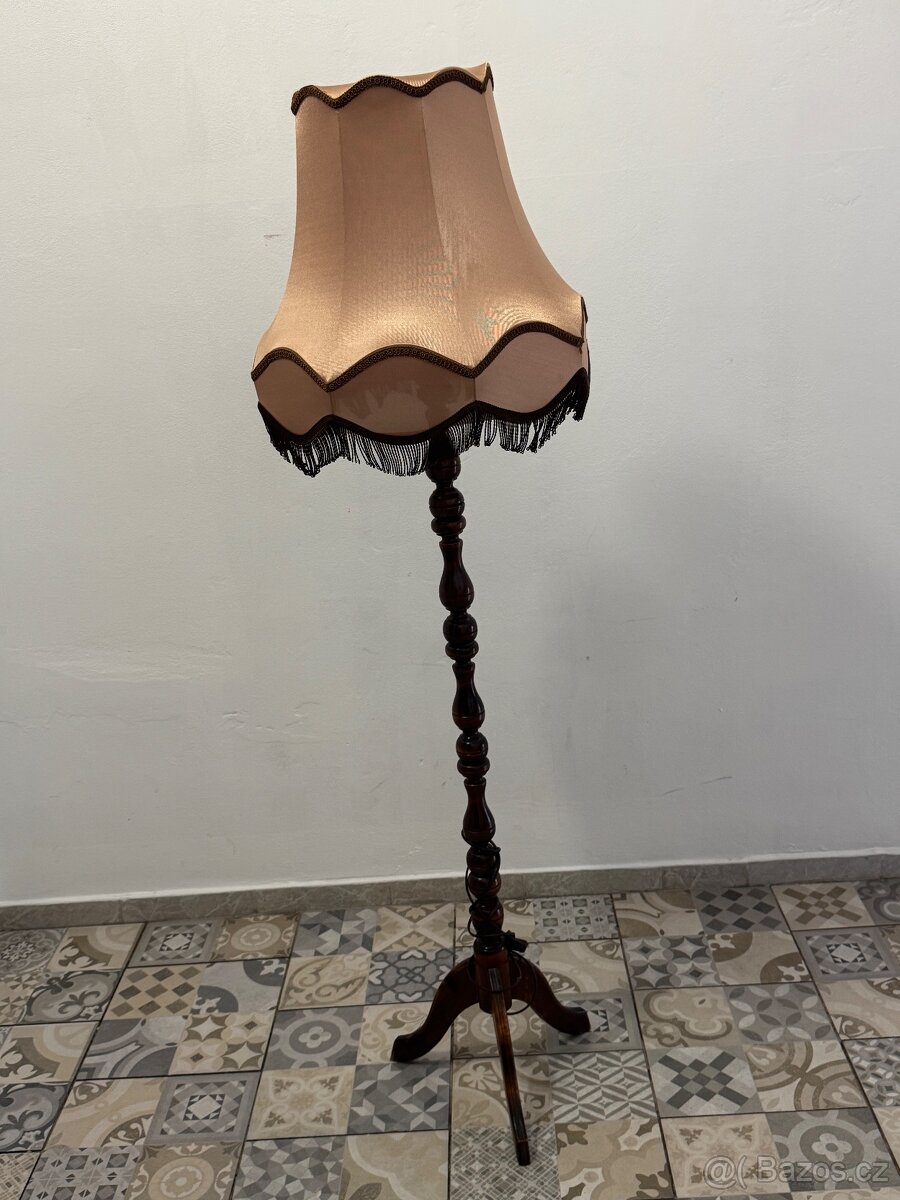 Stará stojací lampa
