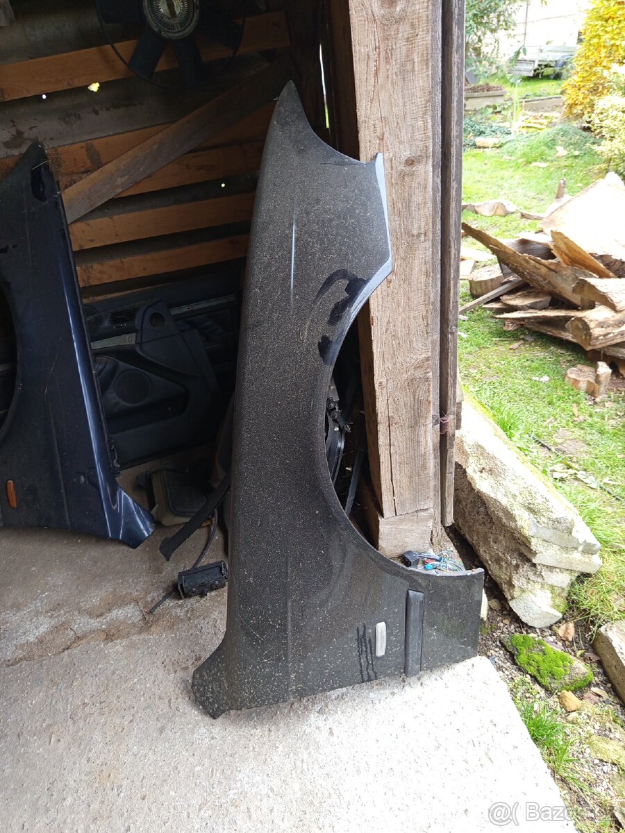 Pravý přední blatník BMW e39