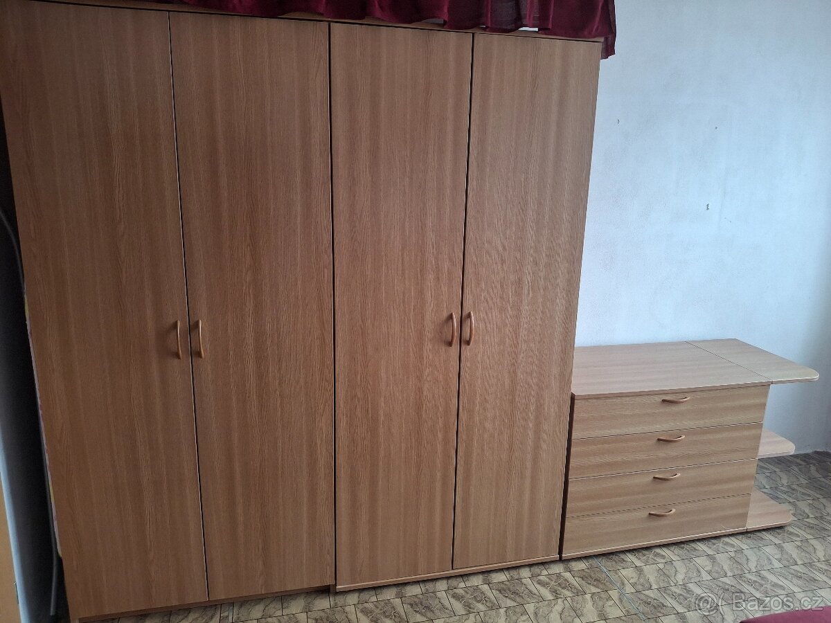 SKŘÍNĚ S KOMODOU